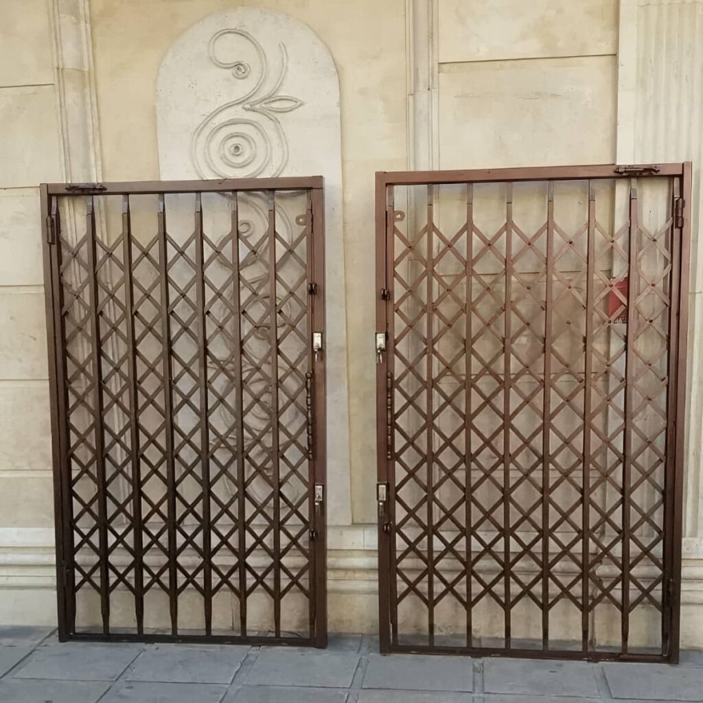 تولید حفاظ پشت درب آپارتمان ریلی با رنگ کورهای