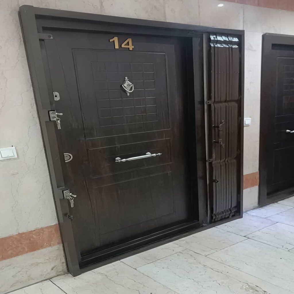 سفارش حفاظ پشت درب آپارتمان ریلی تسمه پهن