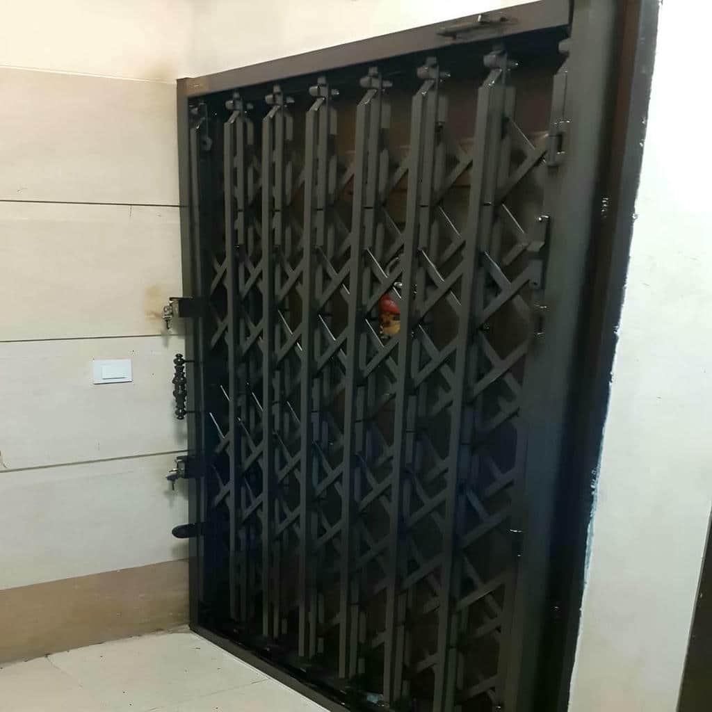 اجرای حفاظ آکاردئونی آپارتمان با اندازهگیری دقیق