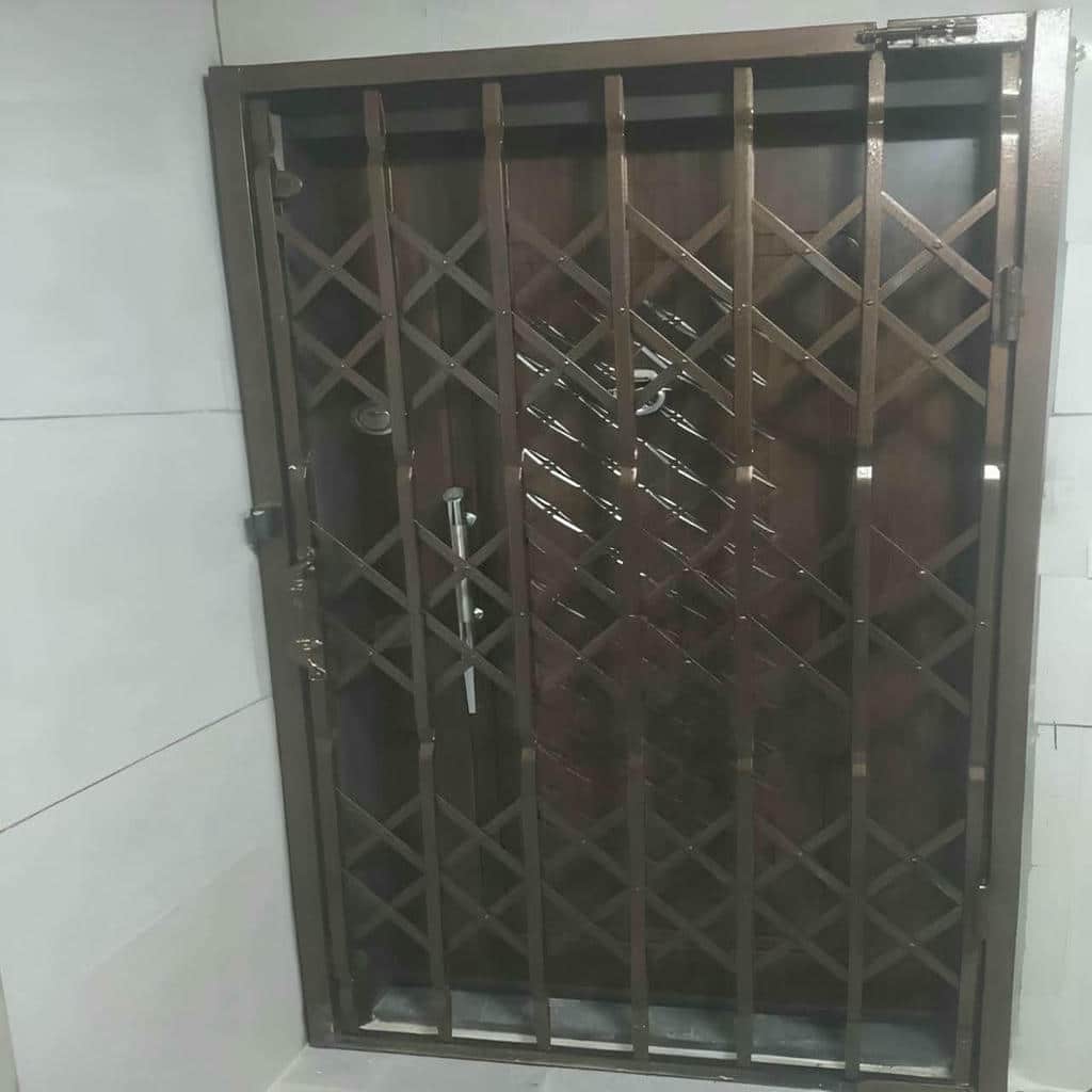 نصب درب آکاردئونی سلطنتی گل دار با قفل توکار