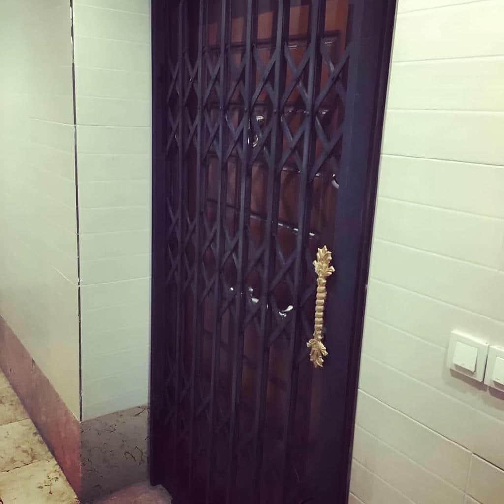 نصب حفاظ آکاردئونی درب واحد با قفل توکار