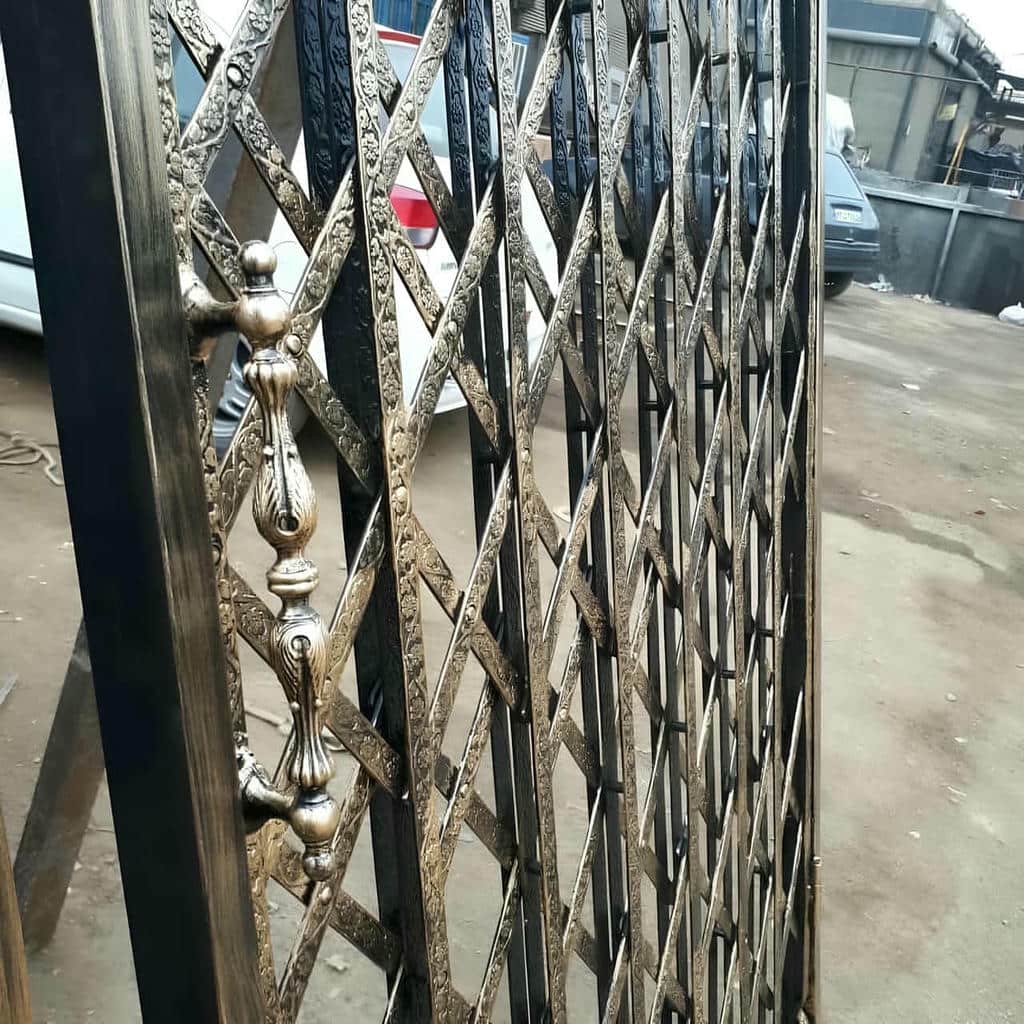 سفارش درب آکاردئونی سلطنتی گل دار حاشیه‌ای