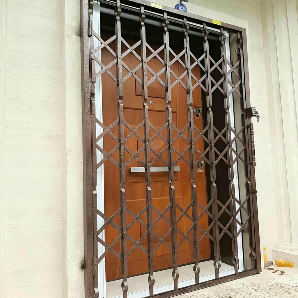 اجرای حفاظ پشت درب آپارتمان ریلی با مسیر روان