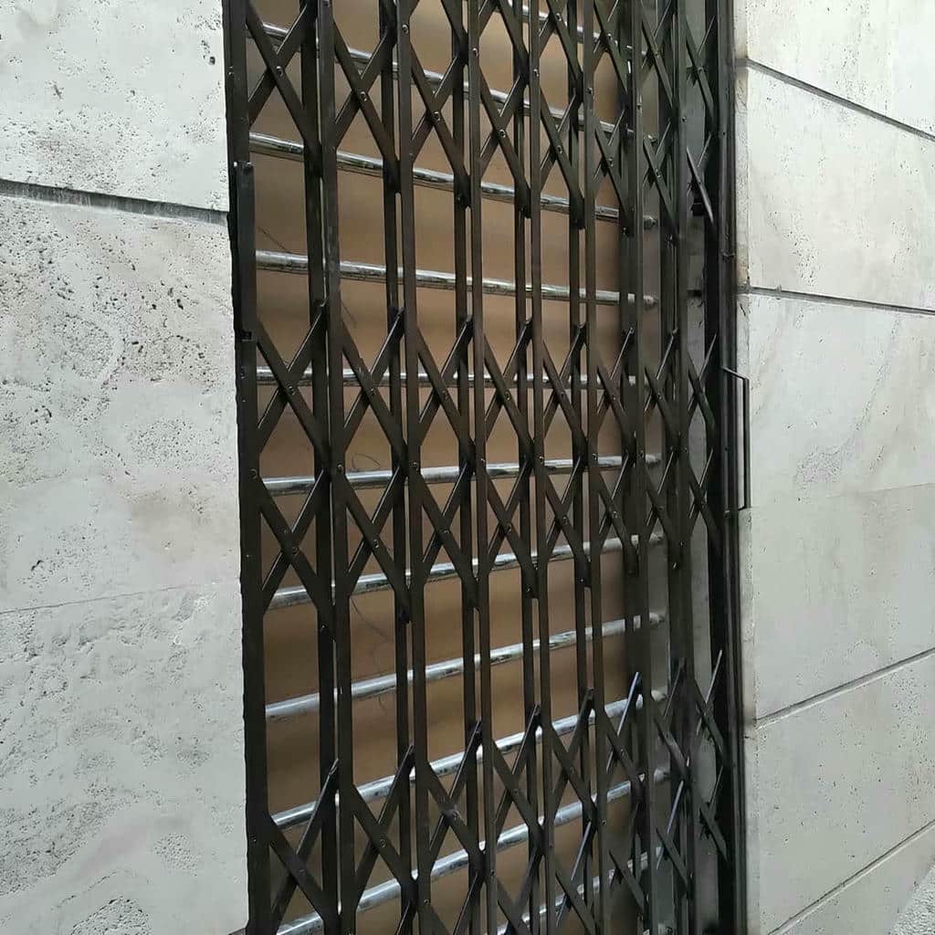 خدمات اندازهگیری حفاظ پشت درب آپارتمان ریلی
