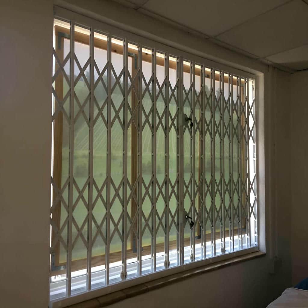 اجرای درب آکاردئونی سلطنتی گل دار برای ورودی