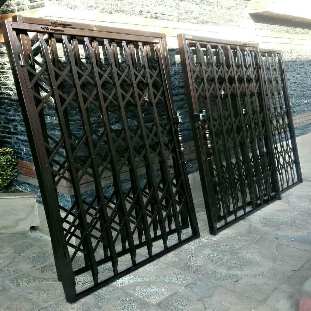 تولید درب آکاردئونی مشکی با پوشش مات