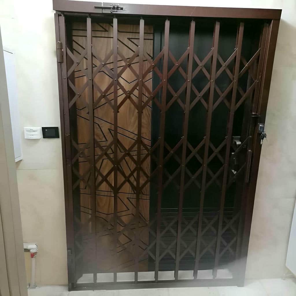 نصب درب آکاردئونی مشکی طلایی با قفل توکار