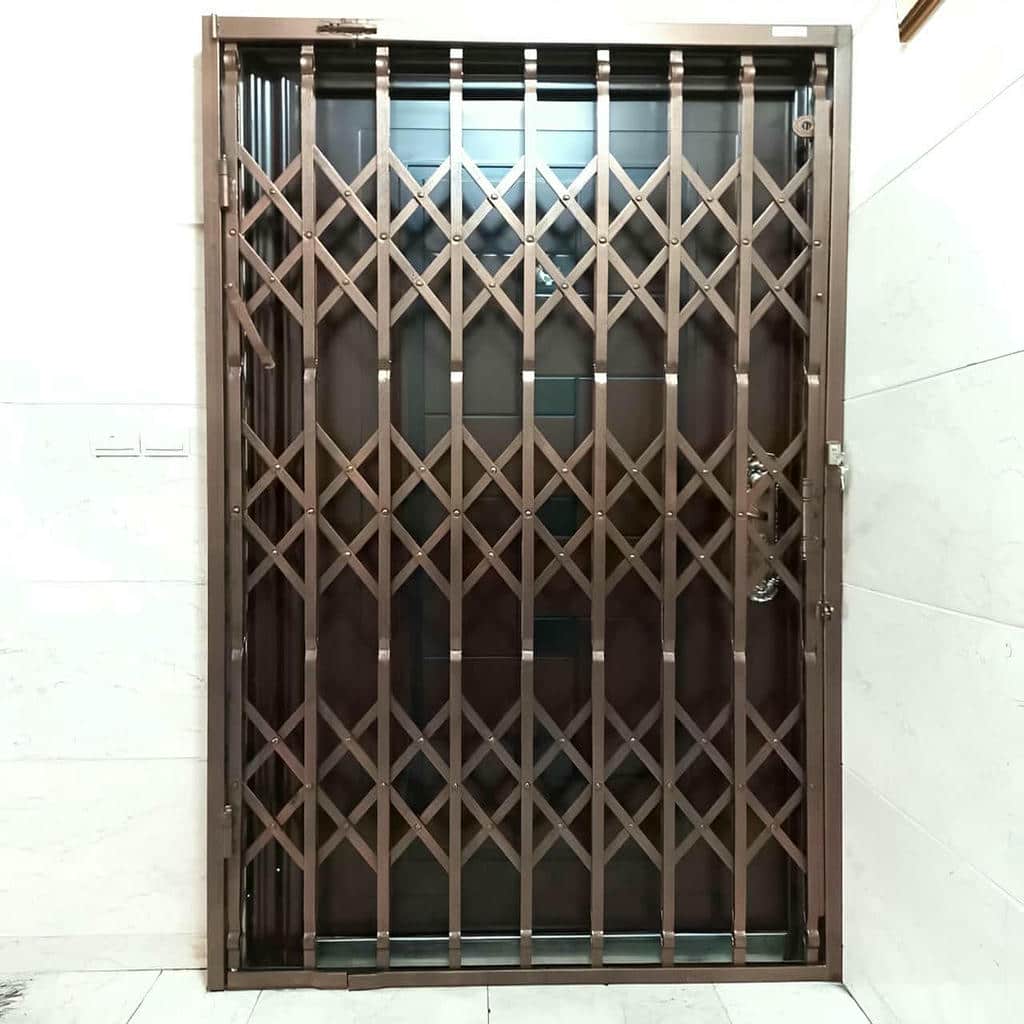 اجرای درب آکاردئونی مشکی طلایی هماهنگ با ورودی
