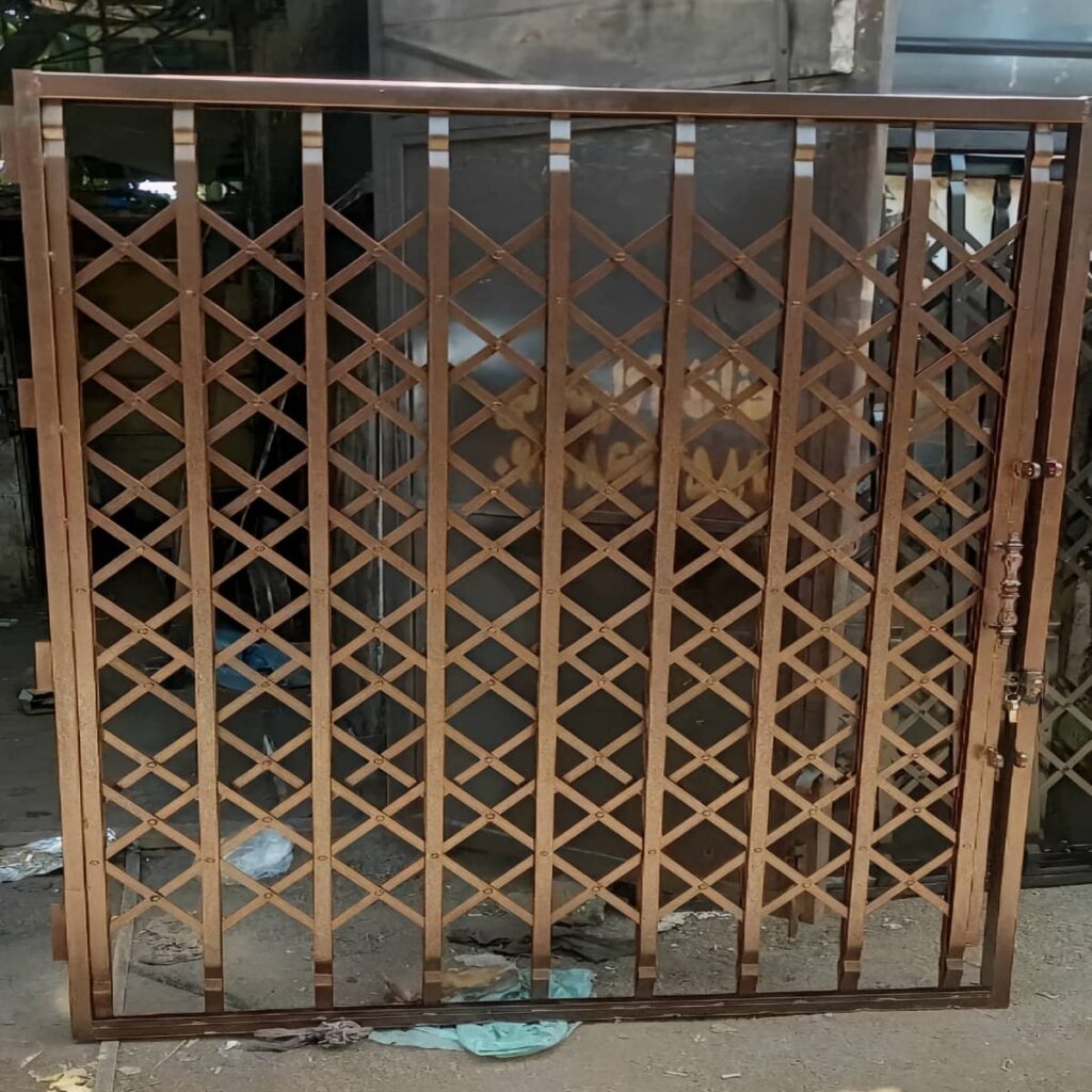 نصب درب آکاردئونی تسمه پهن آهنی با قفل توکار
