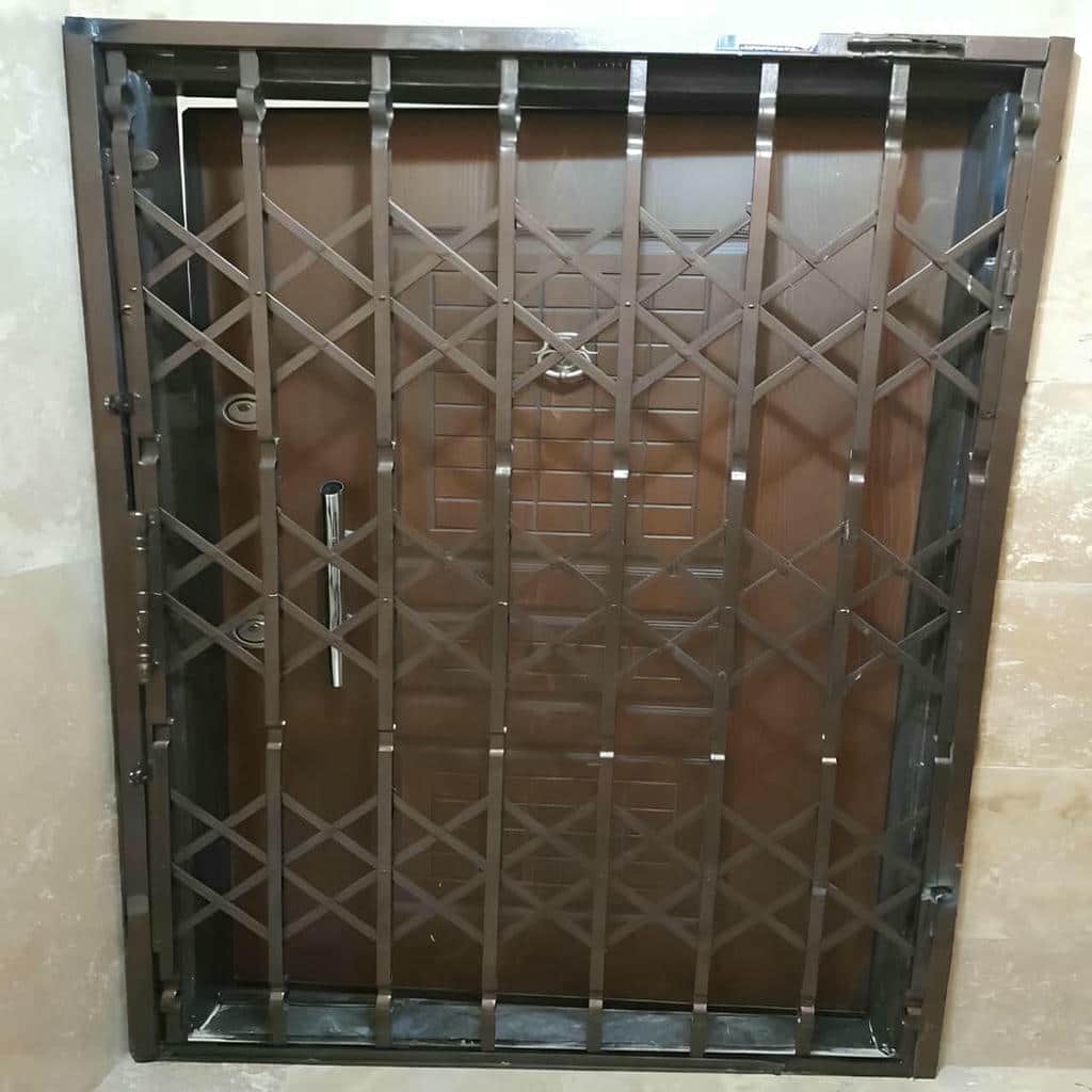 اجرای درب آکاردئونی تسمه پهن آهنی برای ورودی