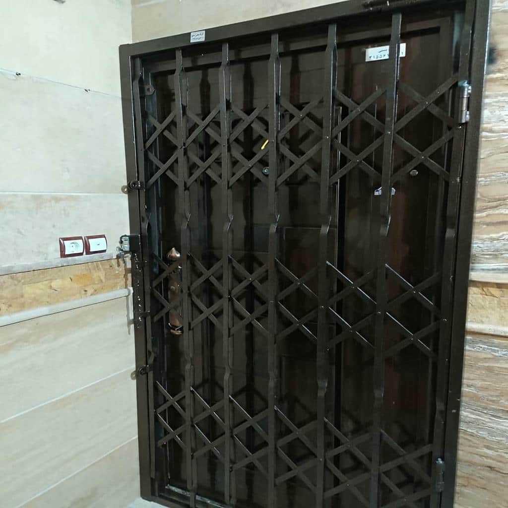 خدمات اندازه‌گیری درب آکاردئونی سفید طلایی