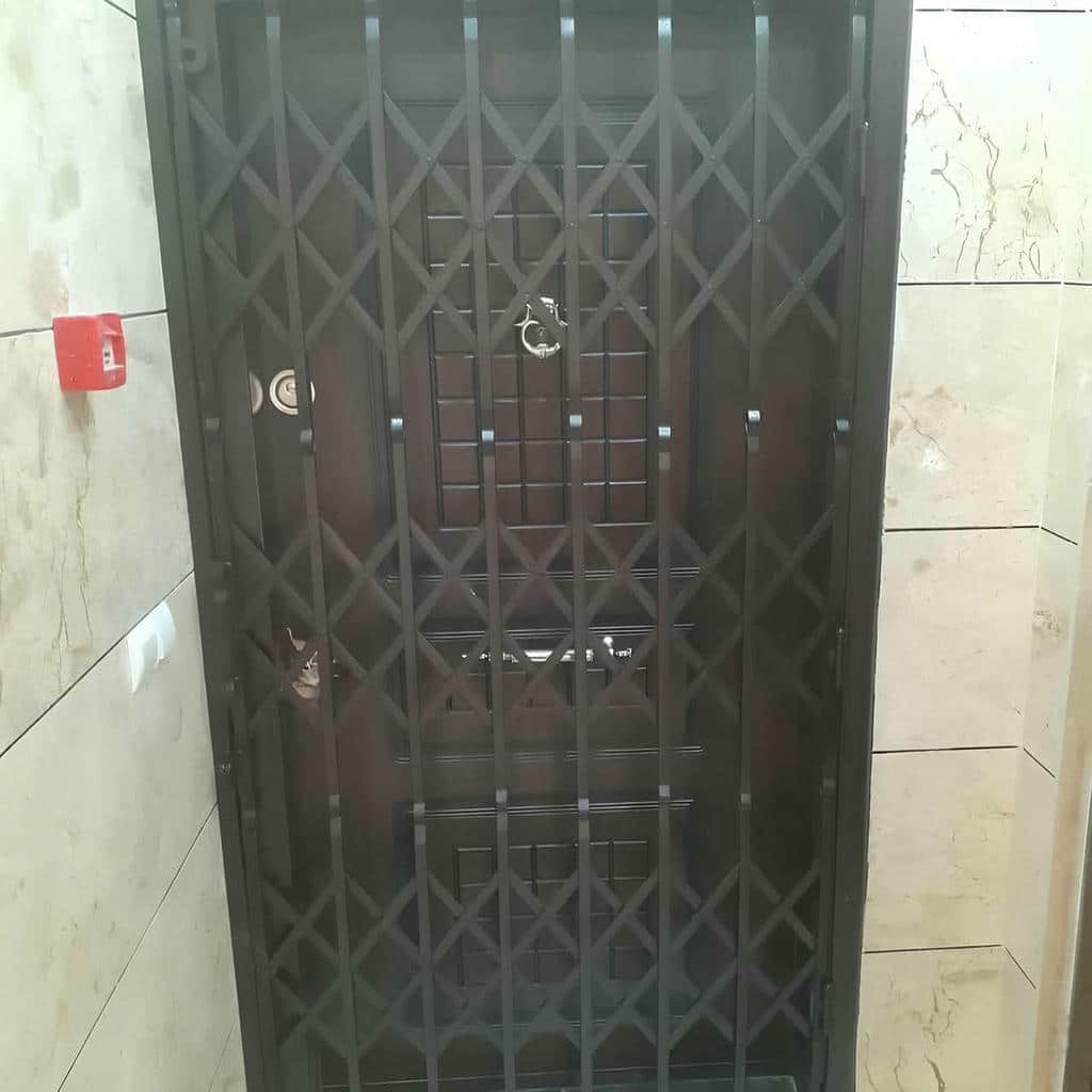 نصب درب حفاظ فلزی ورودی واحد با قفل توکار