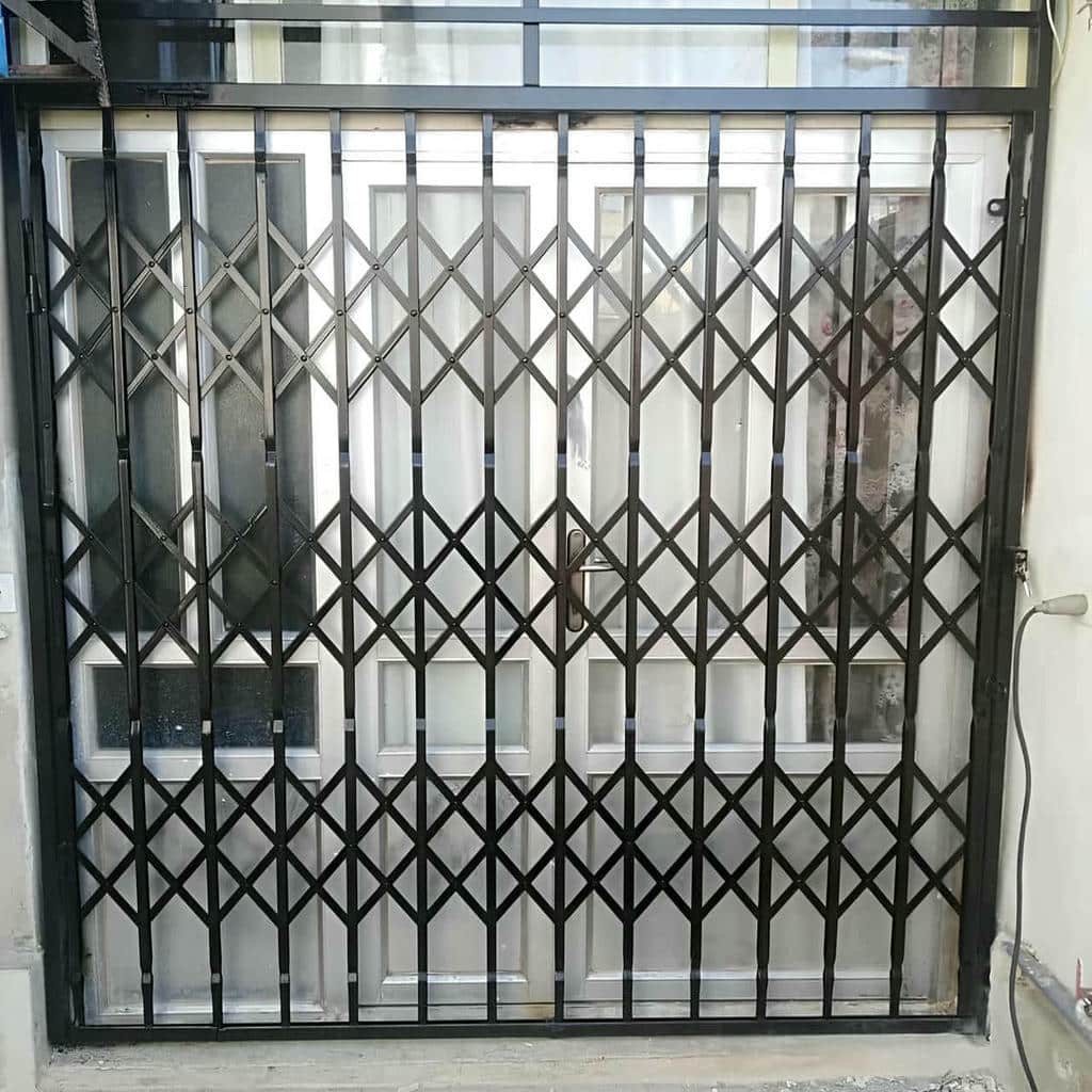 اجرای درب آکاردئونی مشکی هماهنگ با دکوراسیون اداری