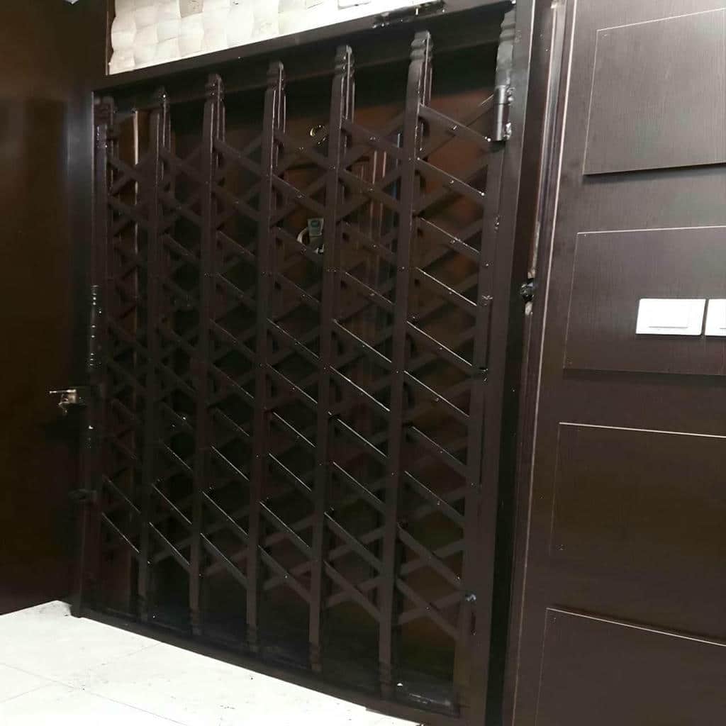 خدمات اندازهگیری درب حفاظ فلزی ورودی واحد