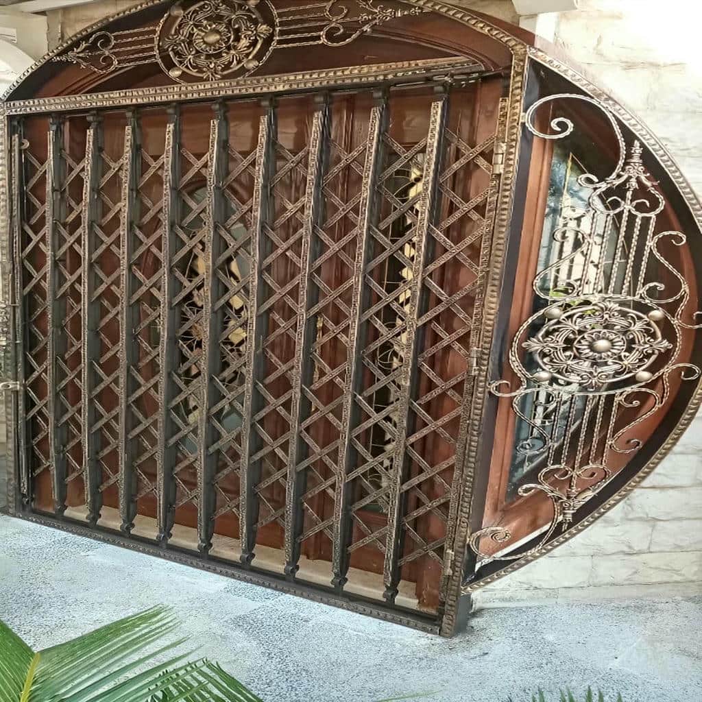 خرید درب آکاردئونی سفید طلایی با قاب ظریف