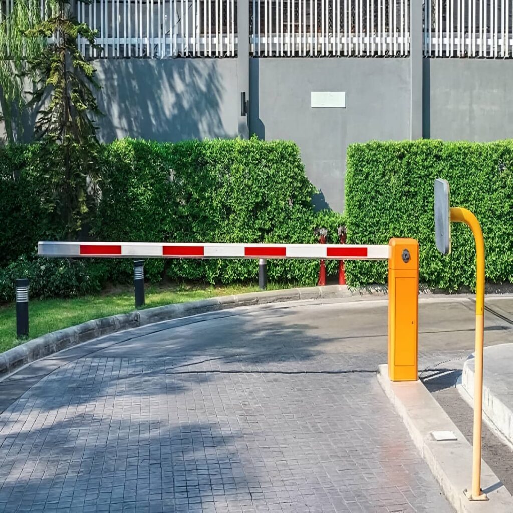 نصب راهبند پارکینگ بازویی نرده‌ای با تجهیزات ایمنی
