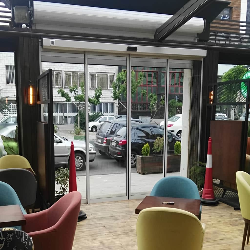 نصب درب شیشهای اتوماتیک کشویی برای لابی هتل