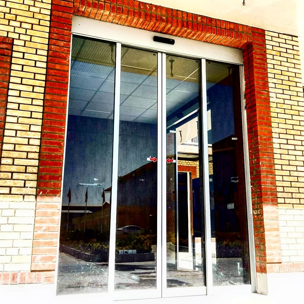 فروش درب شیشهای اتوماتیک فریم دار با اپراتور کشویی