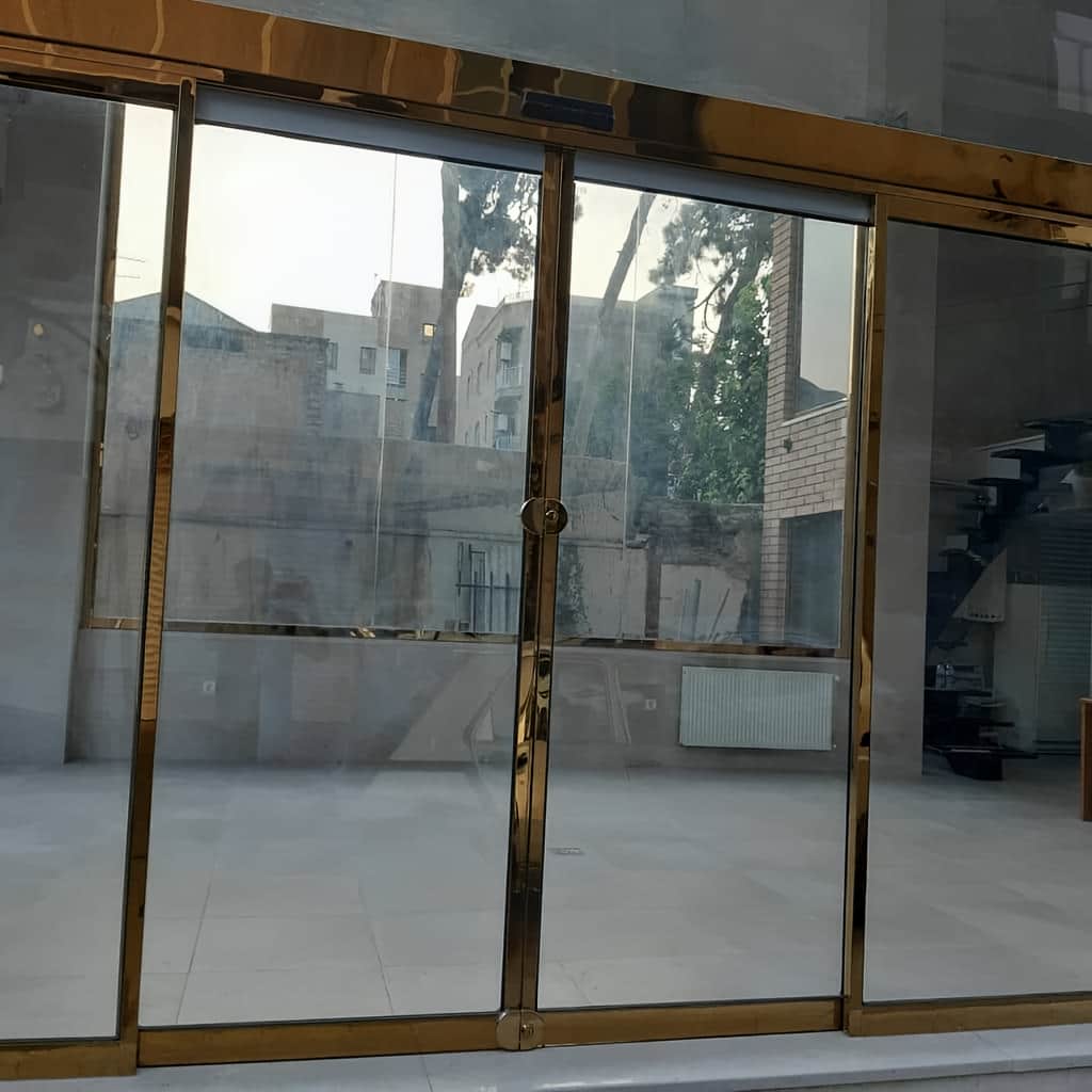 نصب فریم آلومینیومی درب شیشه ای روی لنگه کشویی