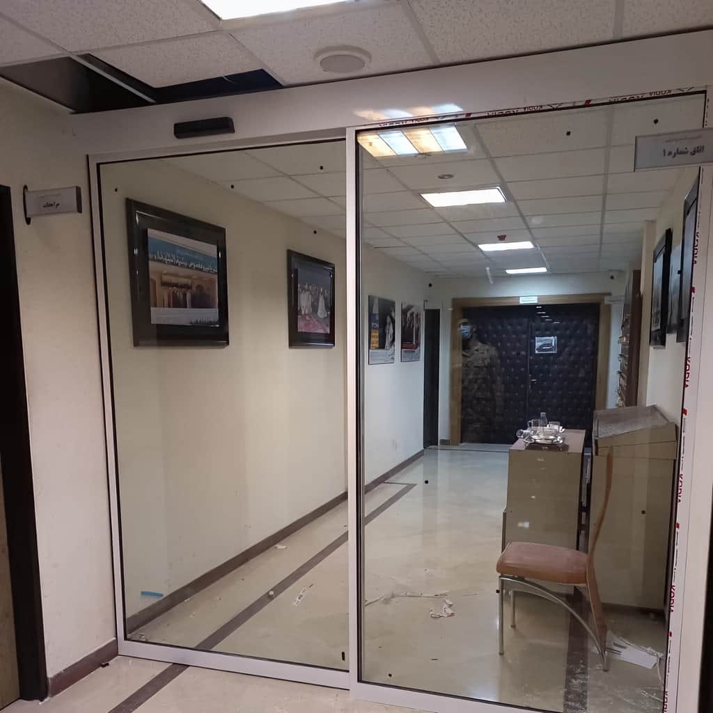 نصب درب اتوماتیک شیشه ای فریم مشکی دولنگه