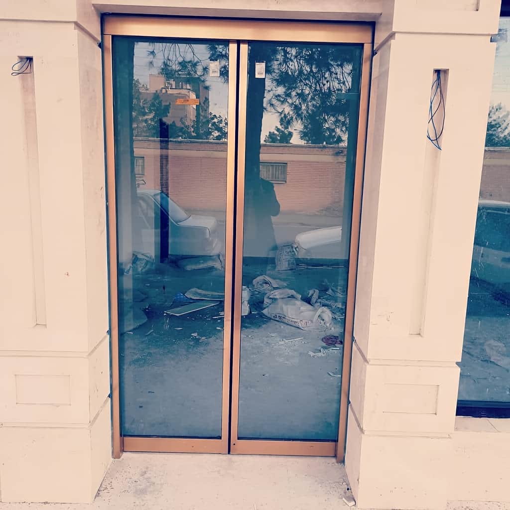 ساخت درب شیشه ای مدرن با پروفیل آلومینیومی مشکی
