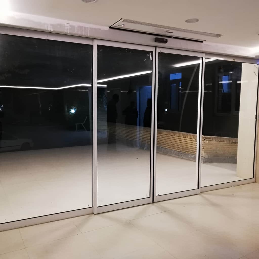 نصب چرخ و هنگر ریل درب اتوماتیک شیشه ای