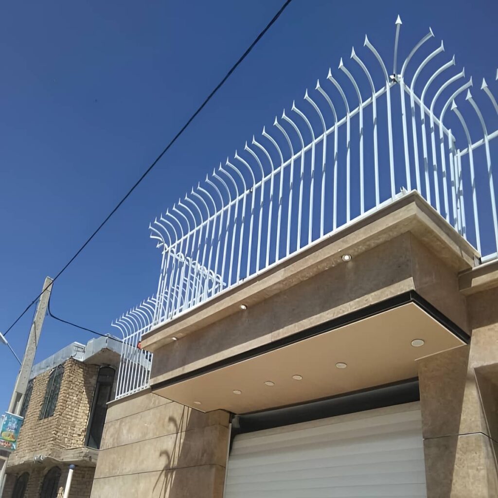 مدل تاج‌دار حفاظ سرنیزه با ظاهر رسمی