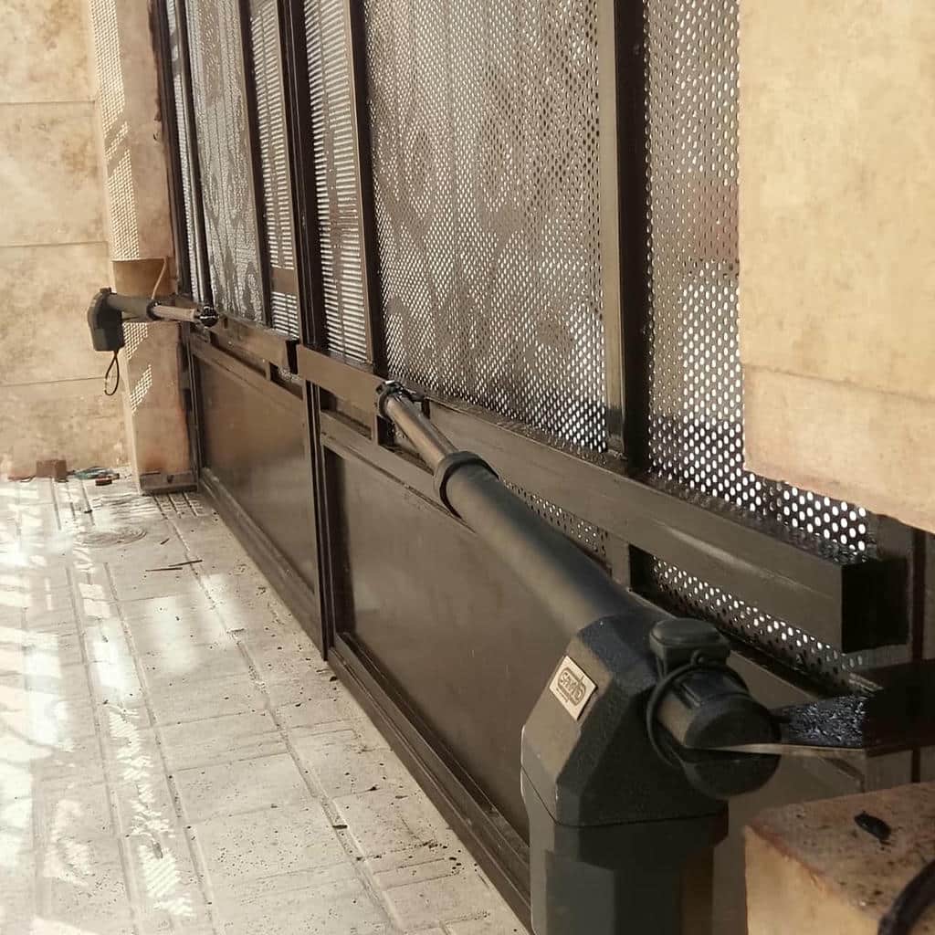 نصب جک درب پارکینگ بی صدا با حرکت نرم