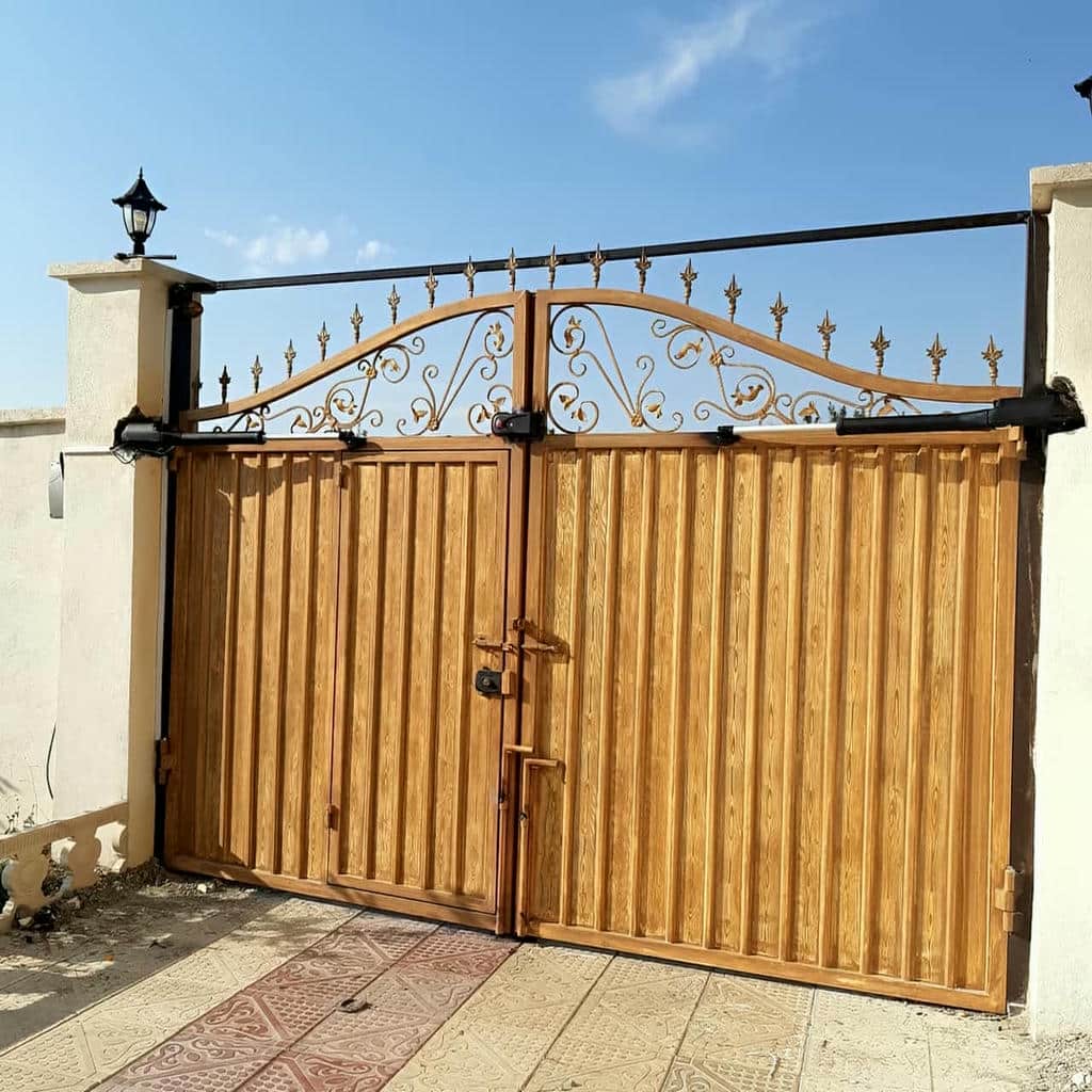 نصب درب پارکینگ جک دار بازویی با پایه مقاوم