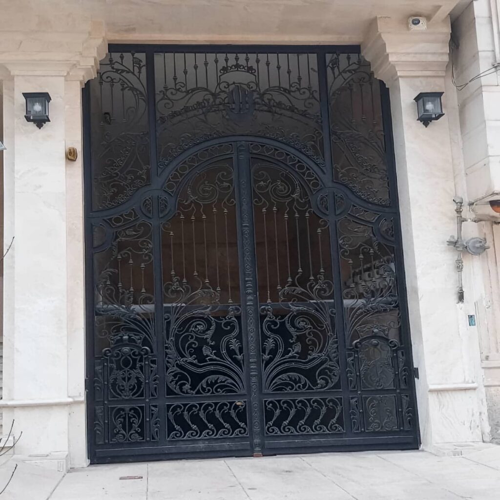 نصب درب حیاط ورودی جنوبی با اندازه‌گیری دقیق