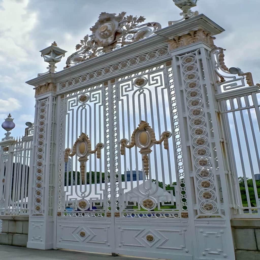 سفارش درب قاب دار محوطه متناسب با نما