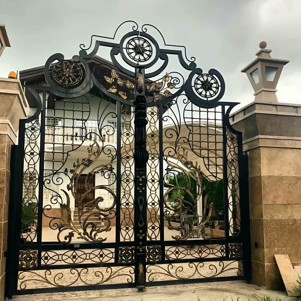 نصب درب حیاط مشبک نورگیر با اندازهگیری دقیق