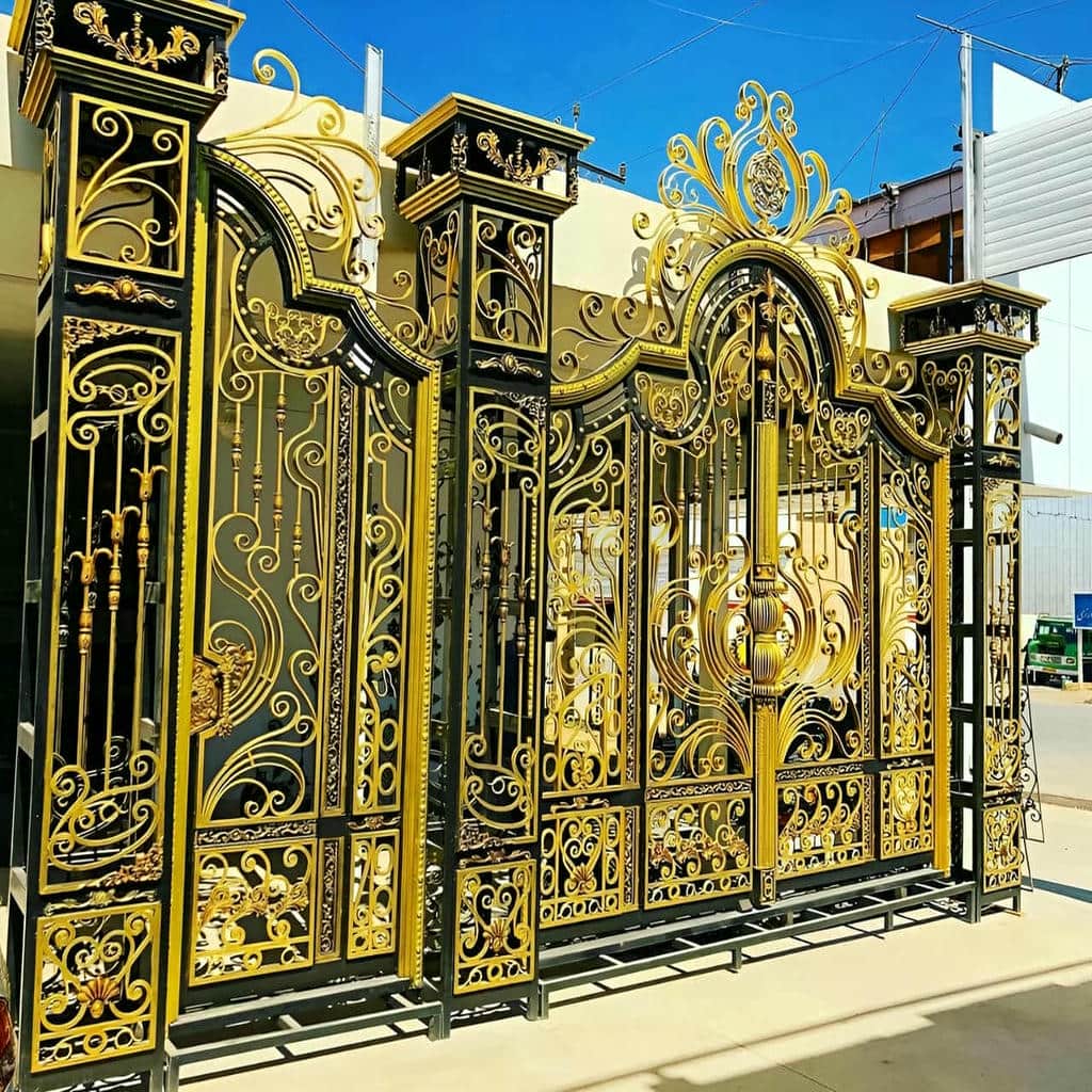 نصب درب لولایی حیاط بزرگ با تنظیم دقیق