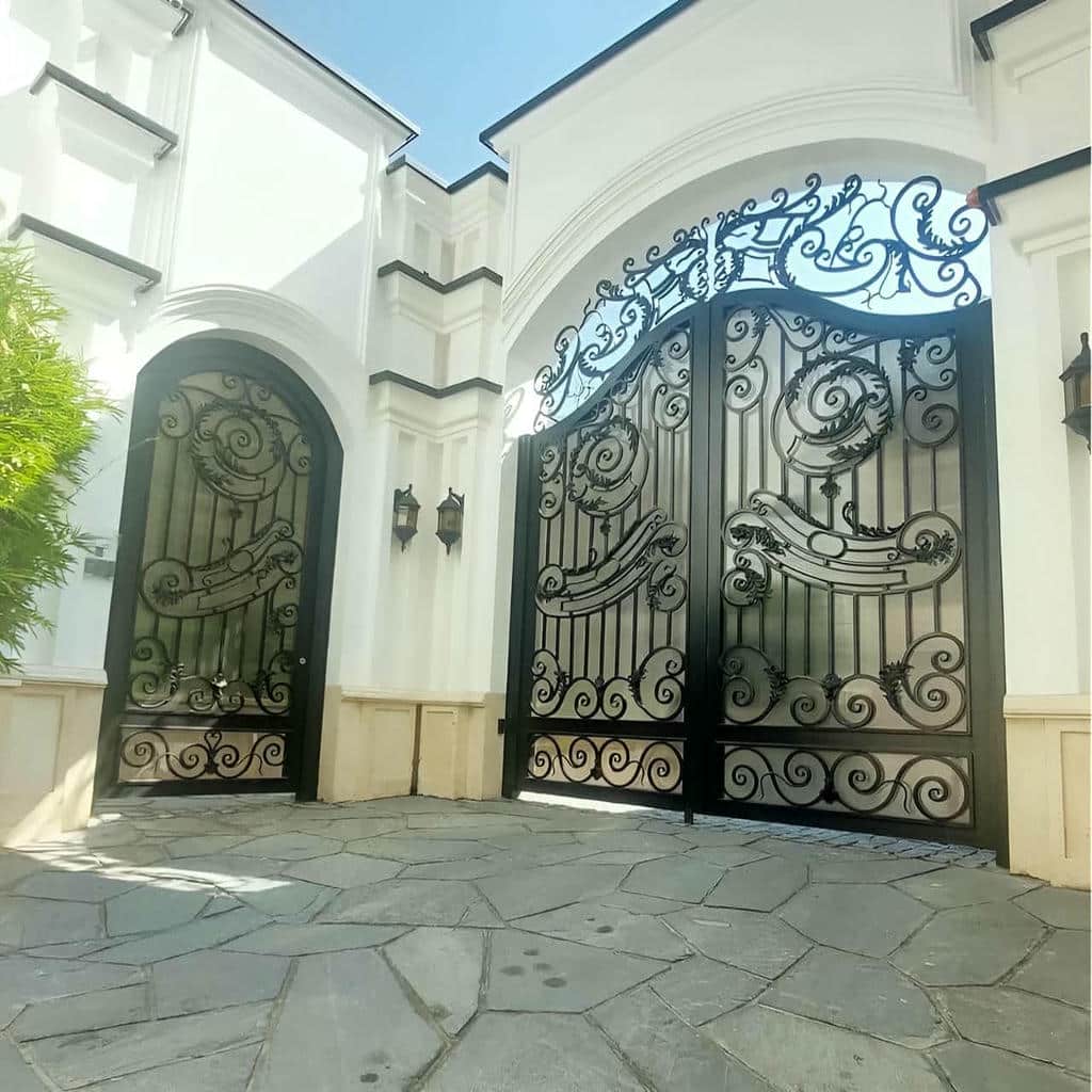 سفارش درب حیاط ویلایی قوسی با طراحی اختصاصی