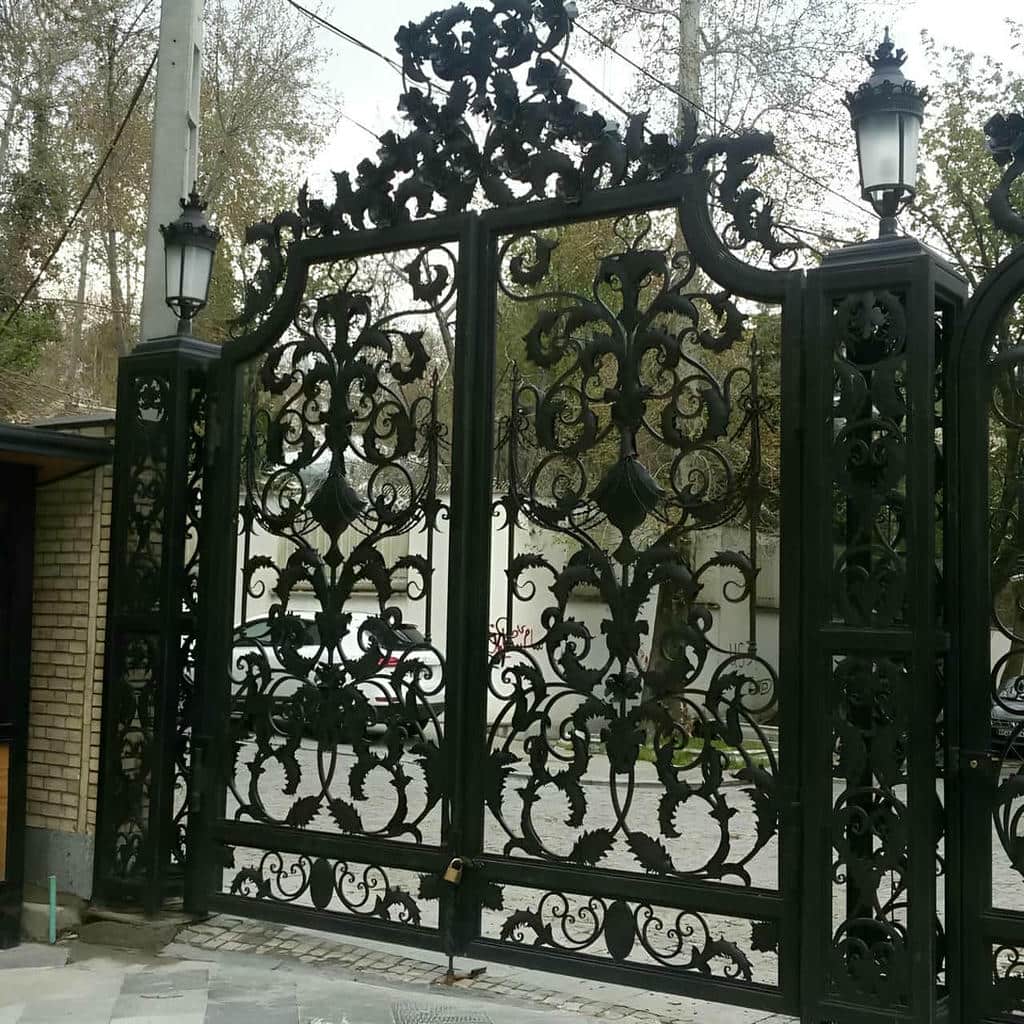خدمات اندازه‌گیری درب پارکینگ لولایی ستون دار