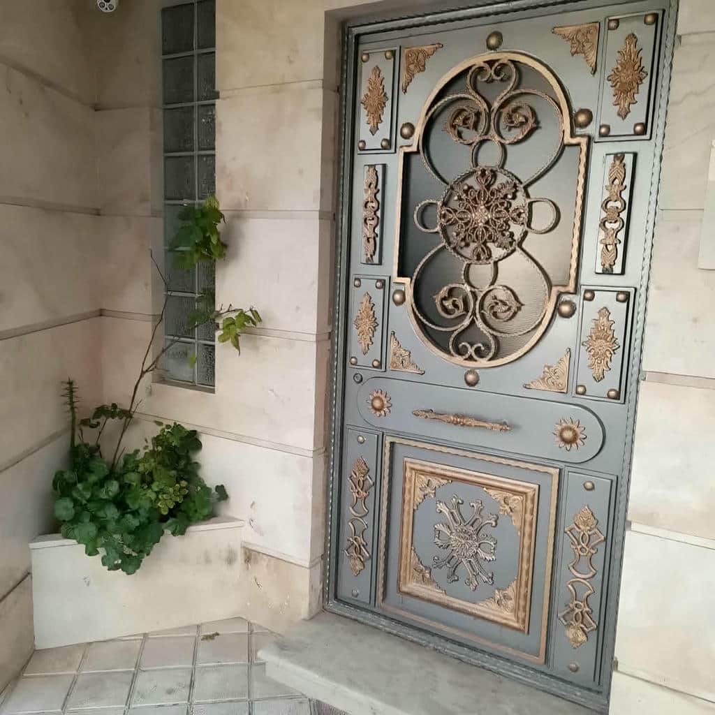سفارش درب باغی ویلایی فرفورژه تاج دار