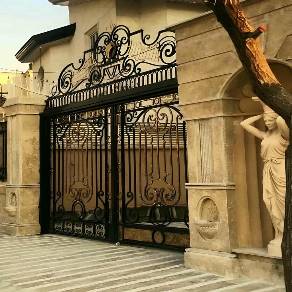 درب مدرن پنل مشبک با خطوط عمودی