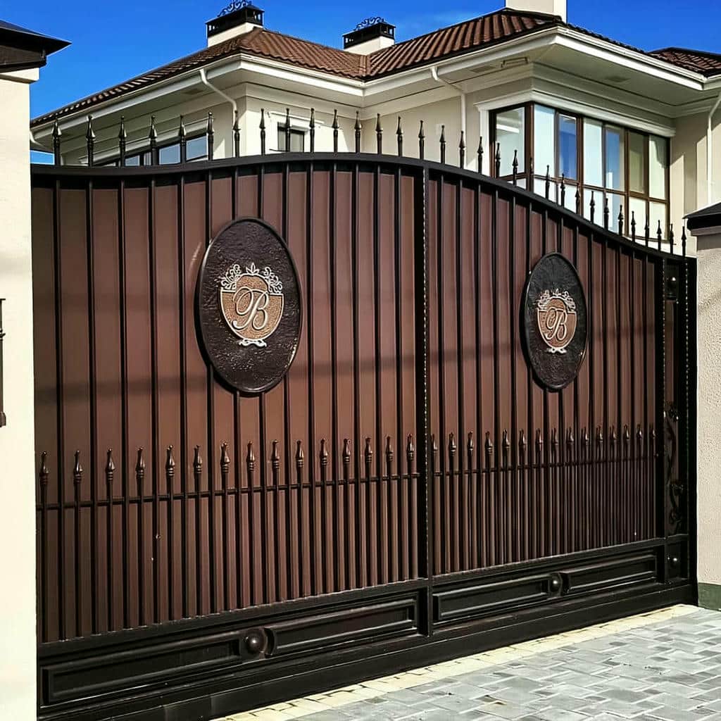 ساخت درب حیاط مشبک نورگیر با طرح هندسی