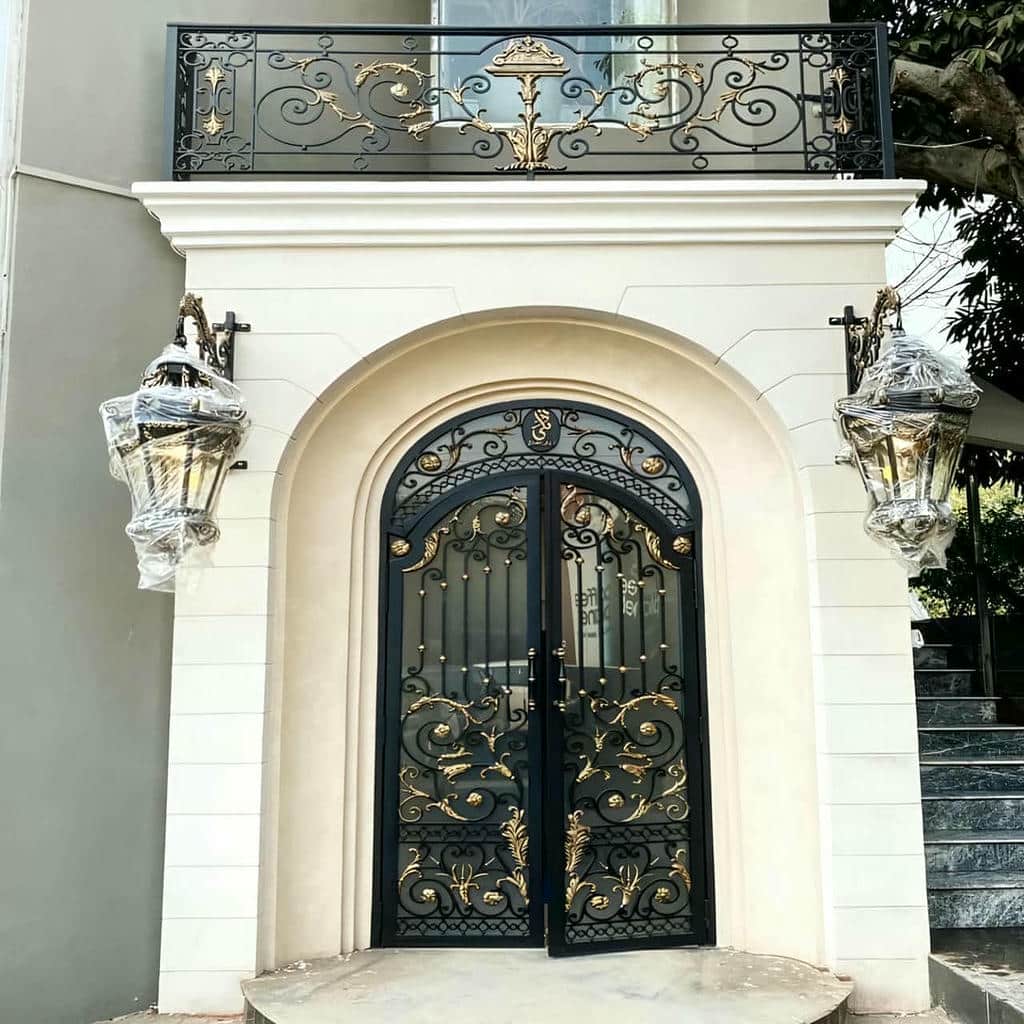 خدمات تعمیر درب حیاط کوچک نفررو
