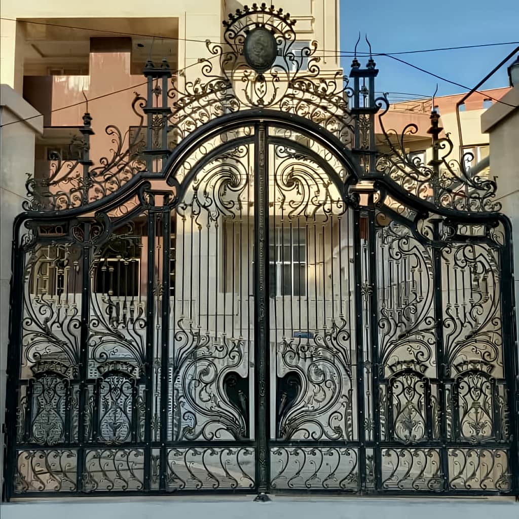 اجرای درب حیاط فرفورژه نمای رومی قوس‌دار
