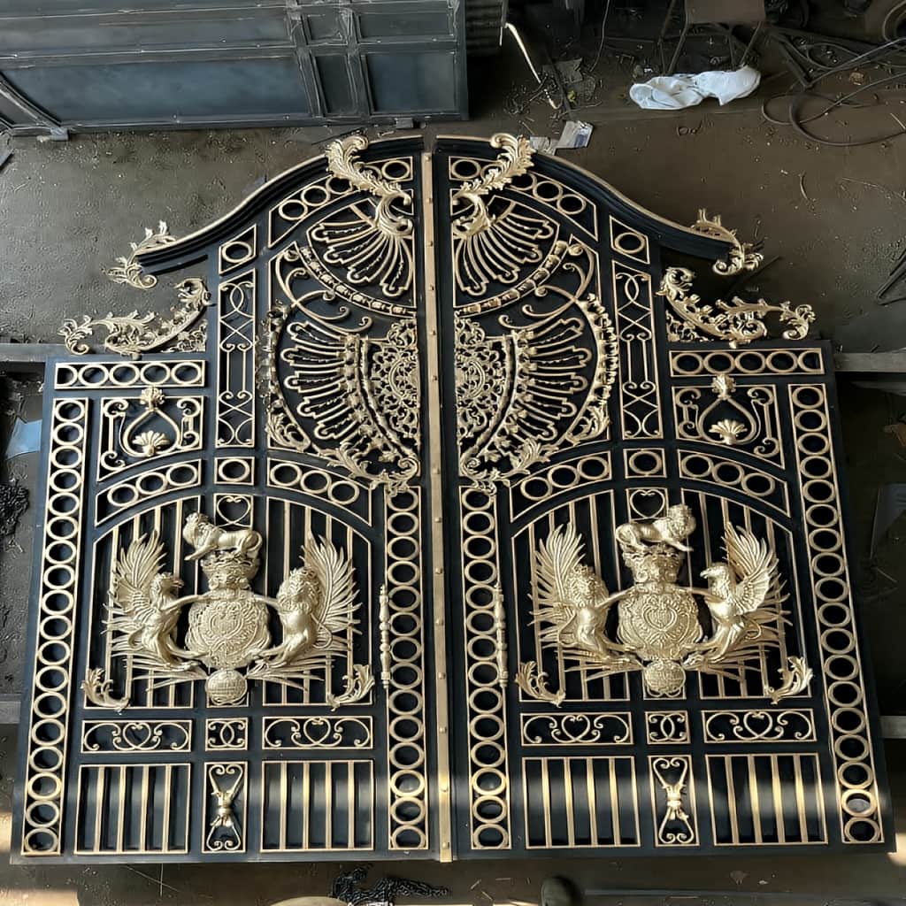 طرح مدرن درب پارکینگ فلزی دو لنگه با خطوط افقی