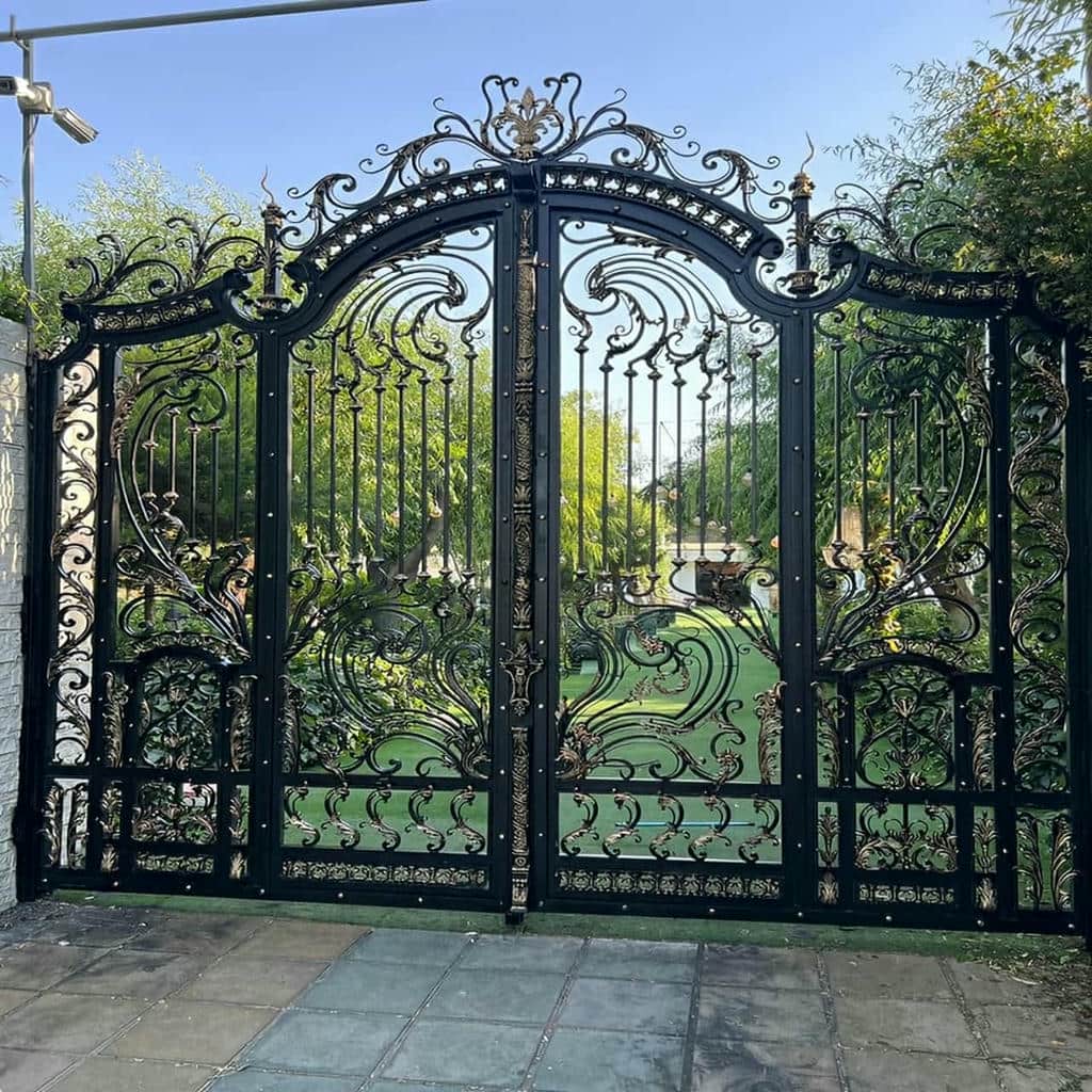 درب پارکینگ فلزی نیمهباز برای عبور نور و هوا