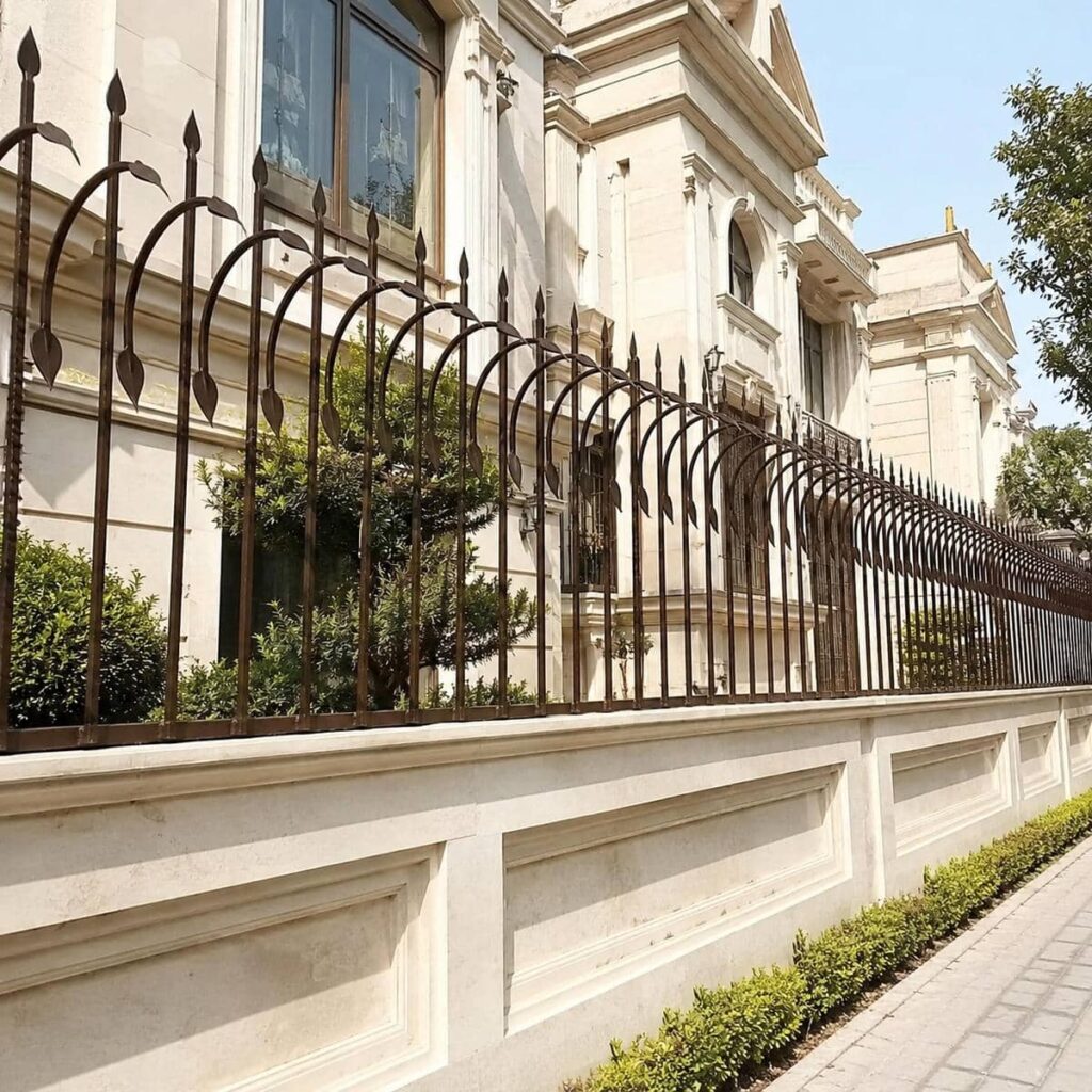 اجرای حفاظ دیوار ردیفی با تراز دقیق