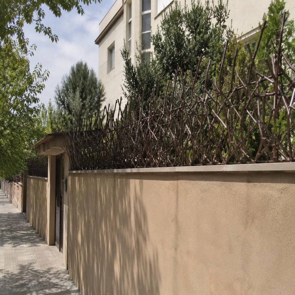 حفاظ روی دیوار حیاط مسکونی با طرح شاخ گوزنی