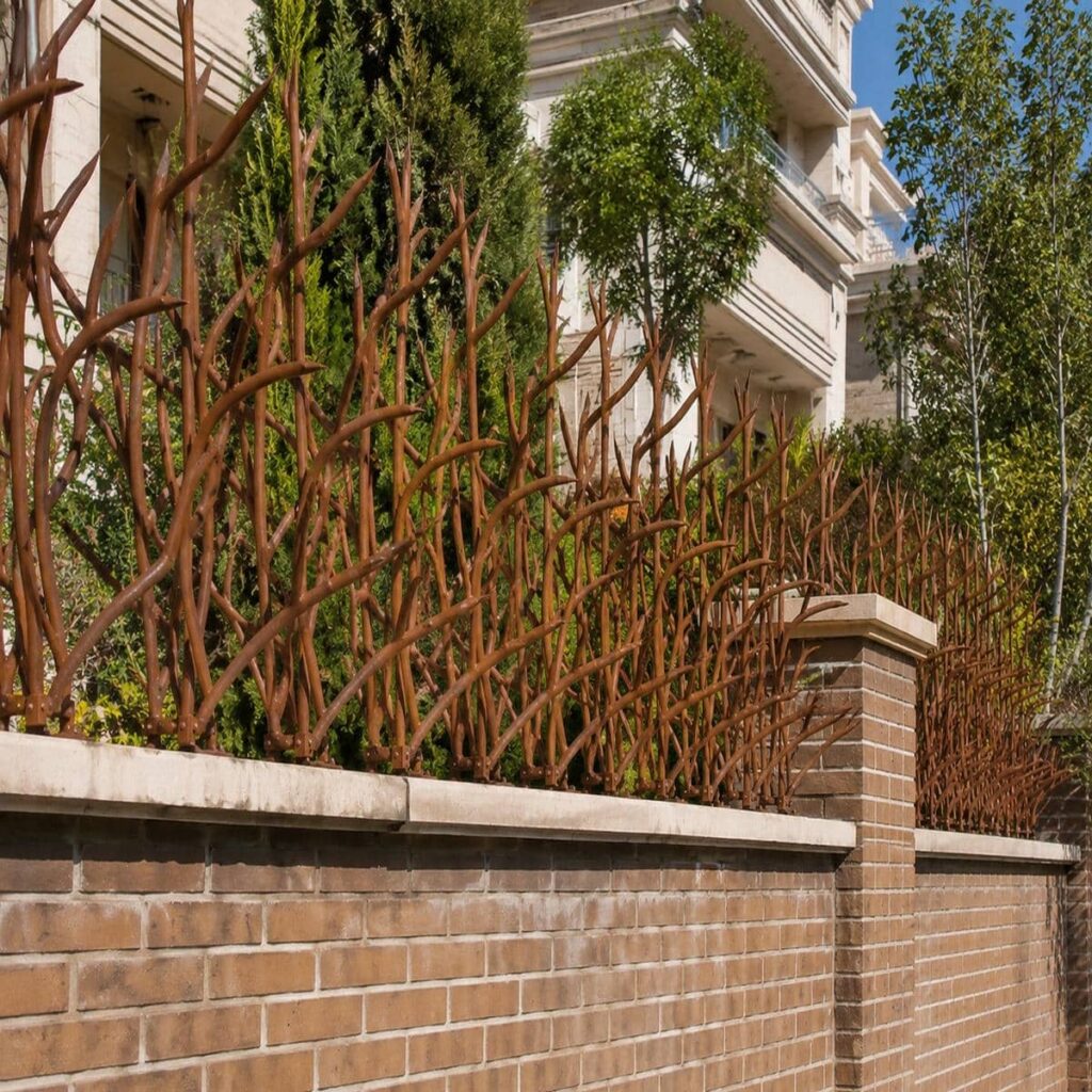 حفاظ روی دیوار باغ محوطه با طرح شاخ گوزنی