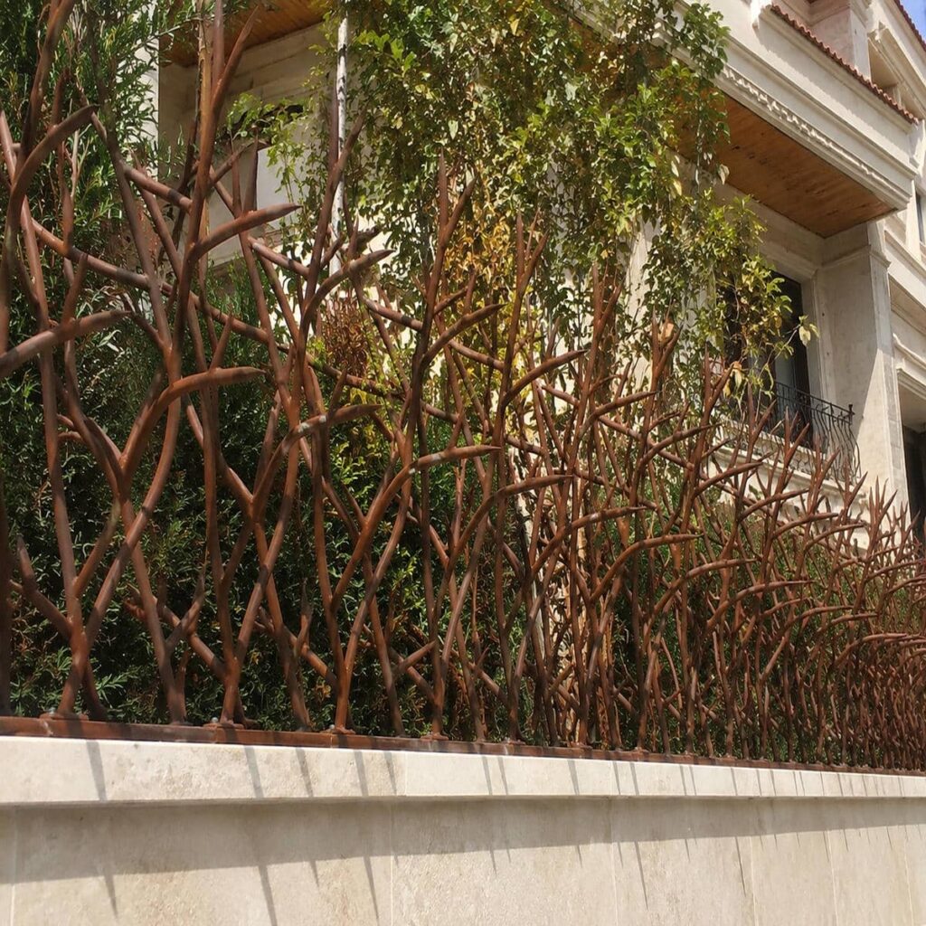 حفاظ دیوار ویلا نمای سنگی با طرح شاخ گوزنی