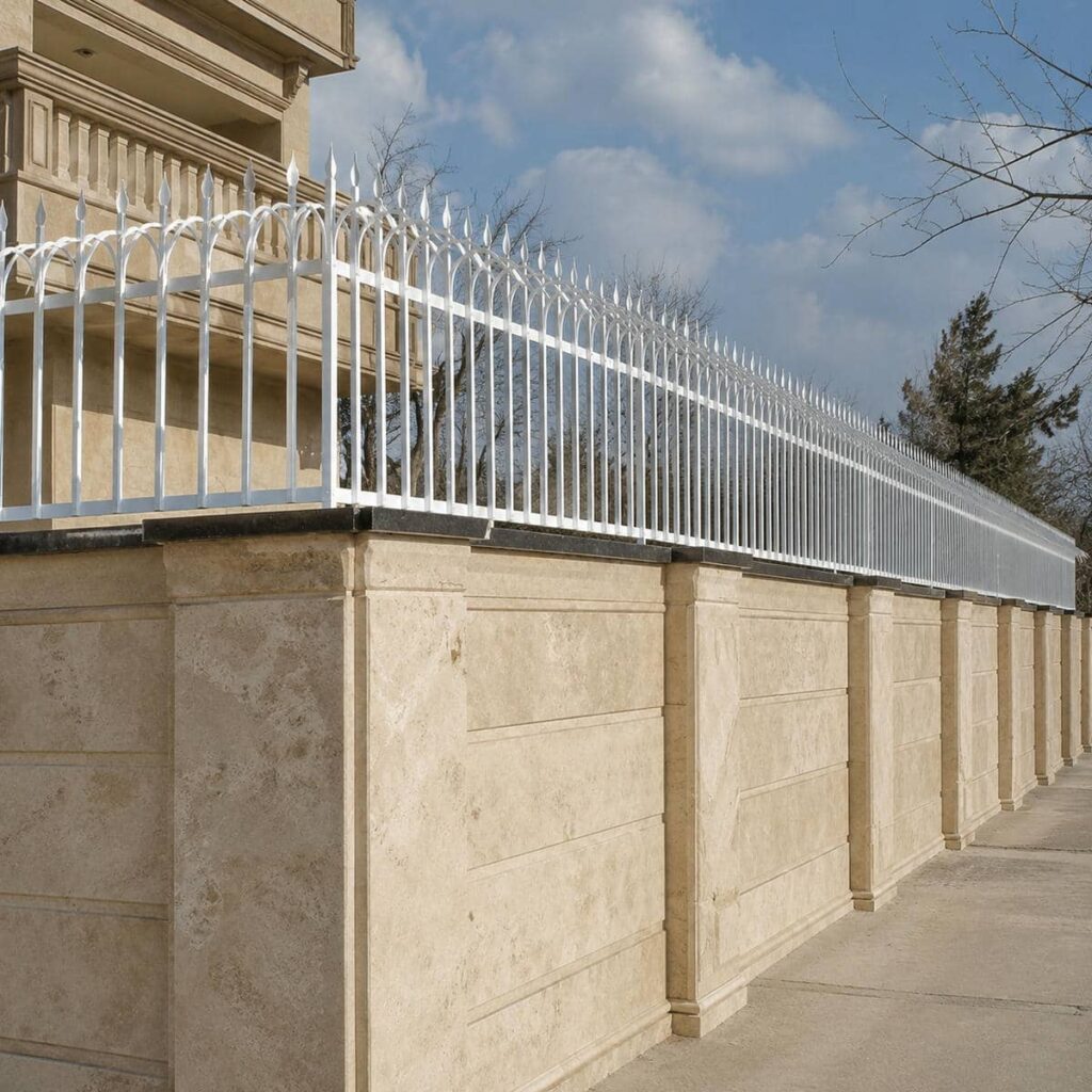 مدل قوس‌دار حفاظ روی نمای سنگی
