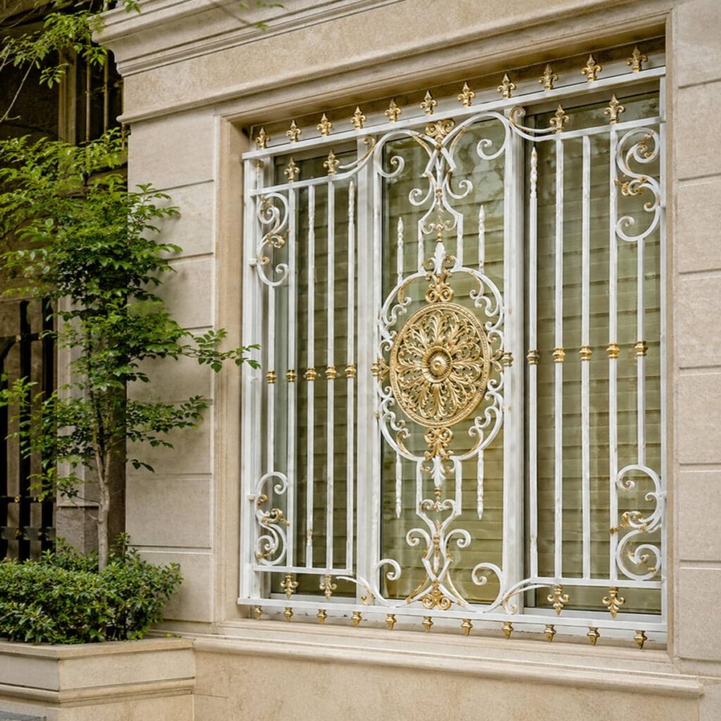 تولید حفاظ پنجره سفید طلایی فرفورژه