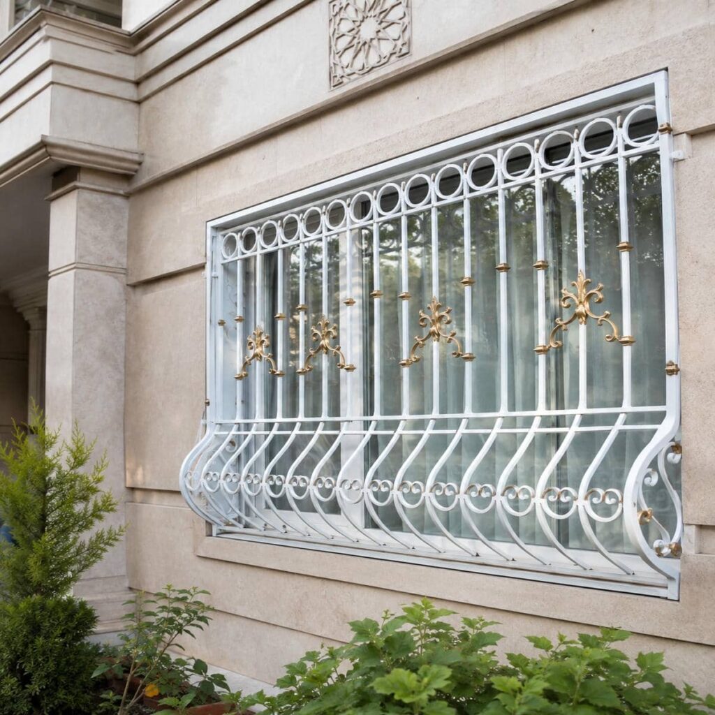 اجرای حفاظ پنجره سفید طلایی طرح رومی