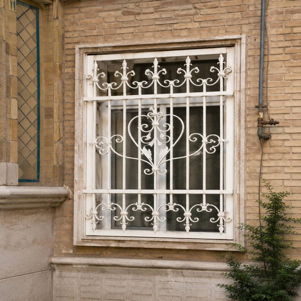 اجرای حفاظ پنجره قوطی آهنی هندسی